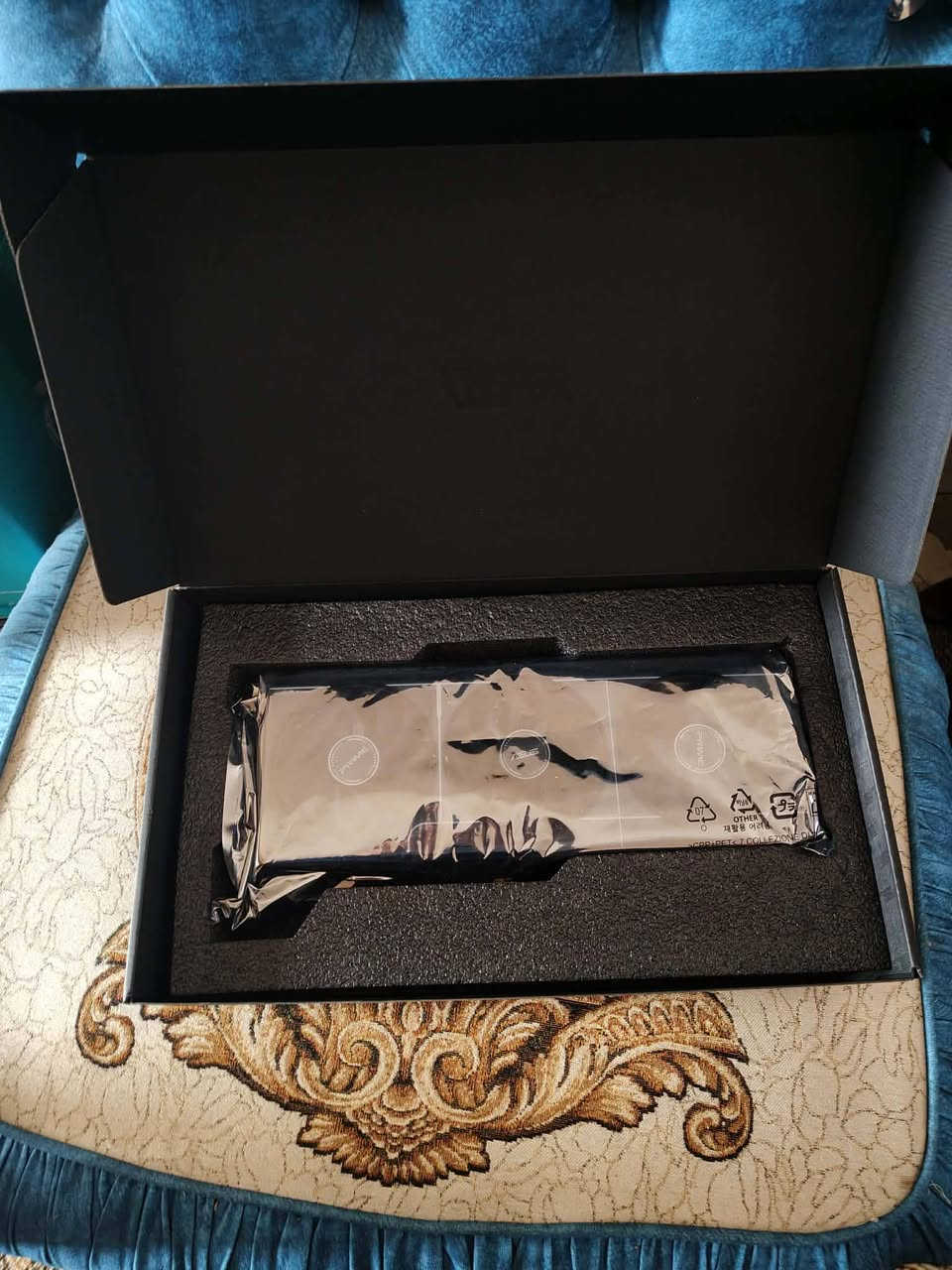 السلام عليكم كرت 9070xt Asus prime غير مُستخدم نهائياً مجرد فتحتة من الكارتونة ع أساس أجمع قطع بس ما كملت المبلغ 
أخذتة مليون و 130 ألف.... أعرضة بمليون و 100 قفل يعتبر الكرت مُجرد اوبن بوكس ماسنجر ماعندي رقمي واتساب للتواصل وياي ***********
