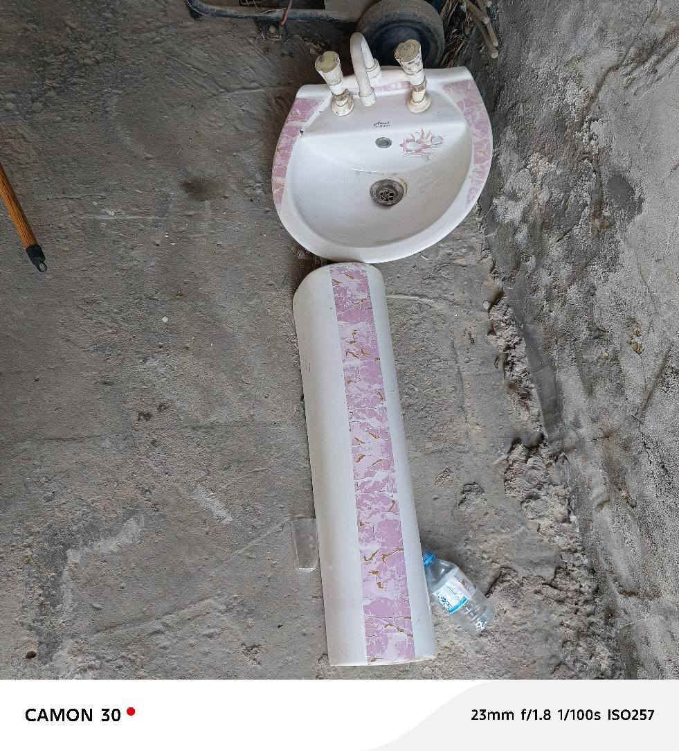 للبيع مغسلة ب10  وميز طعام جديد ب20 عنوان حله حي شاوي *********** كربلاء, العراق
