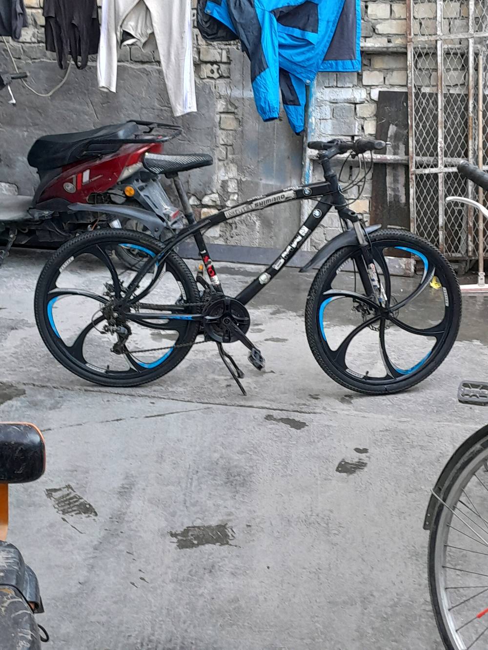 بيع بايسيكل بحالة جيدة جداً، ماركة Shimano، يتميز بإطارات متينة وأداء عالي على جميع الطرقات. البايسيكل مثالي للرحلات الطويلة والتنقل اليومي. مناسب لجميع الفئات العمرية وكامل التجهيزات تجعل القيادة سهلة ومريحة.