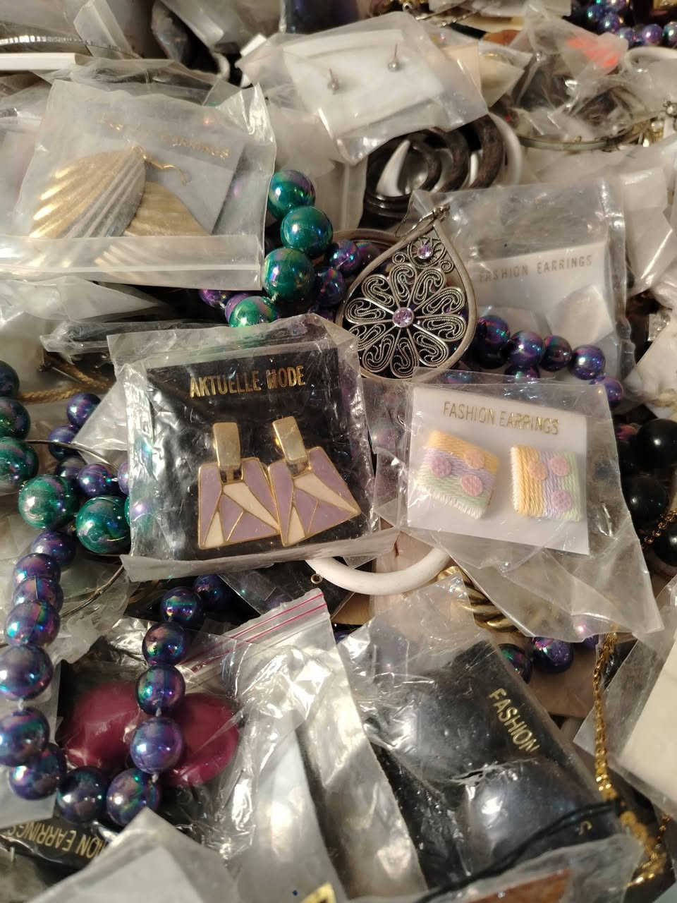 السلام عليكم اكسسوارات اوربيه أكثر من 450قطعه
السعر٤٠ الف
علماان بعض القطع مطليه بالفضه


**إذا كنت صاحب هذا الإعلان وتريد حذفه لأي سبب، رجاءا أرسل رسالة إلى الدعم الفني**