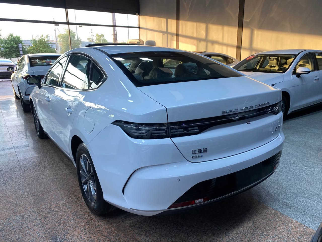 BYD DESTROYER 05 2025.   
فول مواسەفات .
مواصفات.کارەبایی و بەنزین و هایبريد.
شاشە تێسلا.بصمة شاشةوكاميرا ویل کەپ.
تحديد سورعه.پشت و پێش لید ڤۆلیۆم .سلایت.
 كامل ئەشیای لەگەڵە.سفر کیلۆمەتر
 سعر 132$🔥💣ورقە  مۆبایل  ***********
  مکان أربيل . معرض تۆپ کارس أربيل, العراق
