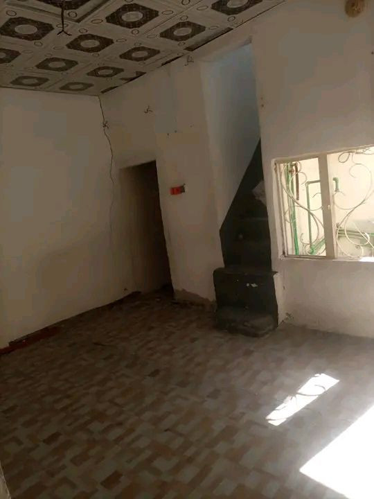 للبيع بيت 50 متر طابو زراعي قرار 25 بمطار القديم بنهاية شارع اسواق موحان مؤجر بشهرية بناء ابلوك  وعكادة السعر 15 وبي مجال للاستفسار 
***********
