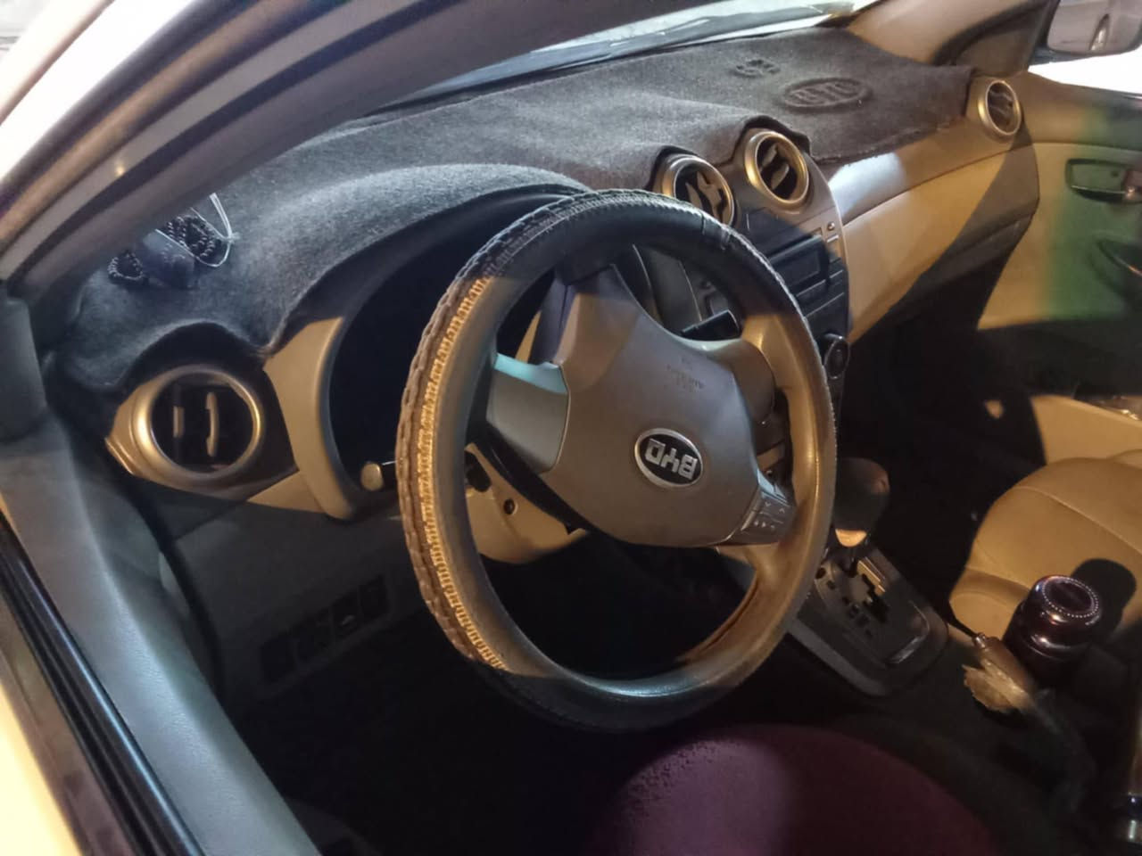 السلام عليكم سيارة BYD  G3 2015 نظيفة جدا استلام شركة اللون ابيض الرقم بغداد السعر 65,$ أو مراوس بسيارة ٧ راكب أو سيارة حسب القناعة  .. الاتصال على ***********
