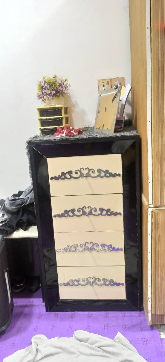 غرفه نوم تركي قطع8 نظيفه بابس لايت ما ابيها اي عيب السعر،350 وبيها مجال مكاني كركوك//***********
