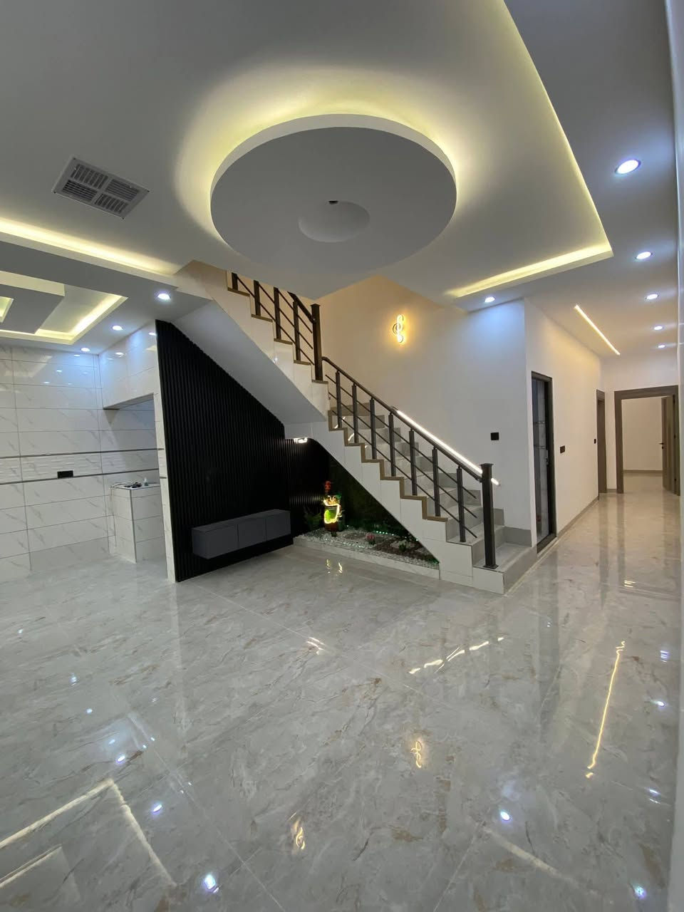 دار للبيع 168ونص متر طابقين فول مواصفات يحتوي على 4 غرف نوم طابو  صرف موقع مميز خلف التجاري ومنطقة هادئة ومرغوبه  ( منطقة حي العسكري - قرب جسر حصو ورمل ) 
للاستفسار الاتصال *********** ☎️ ***********
