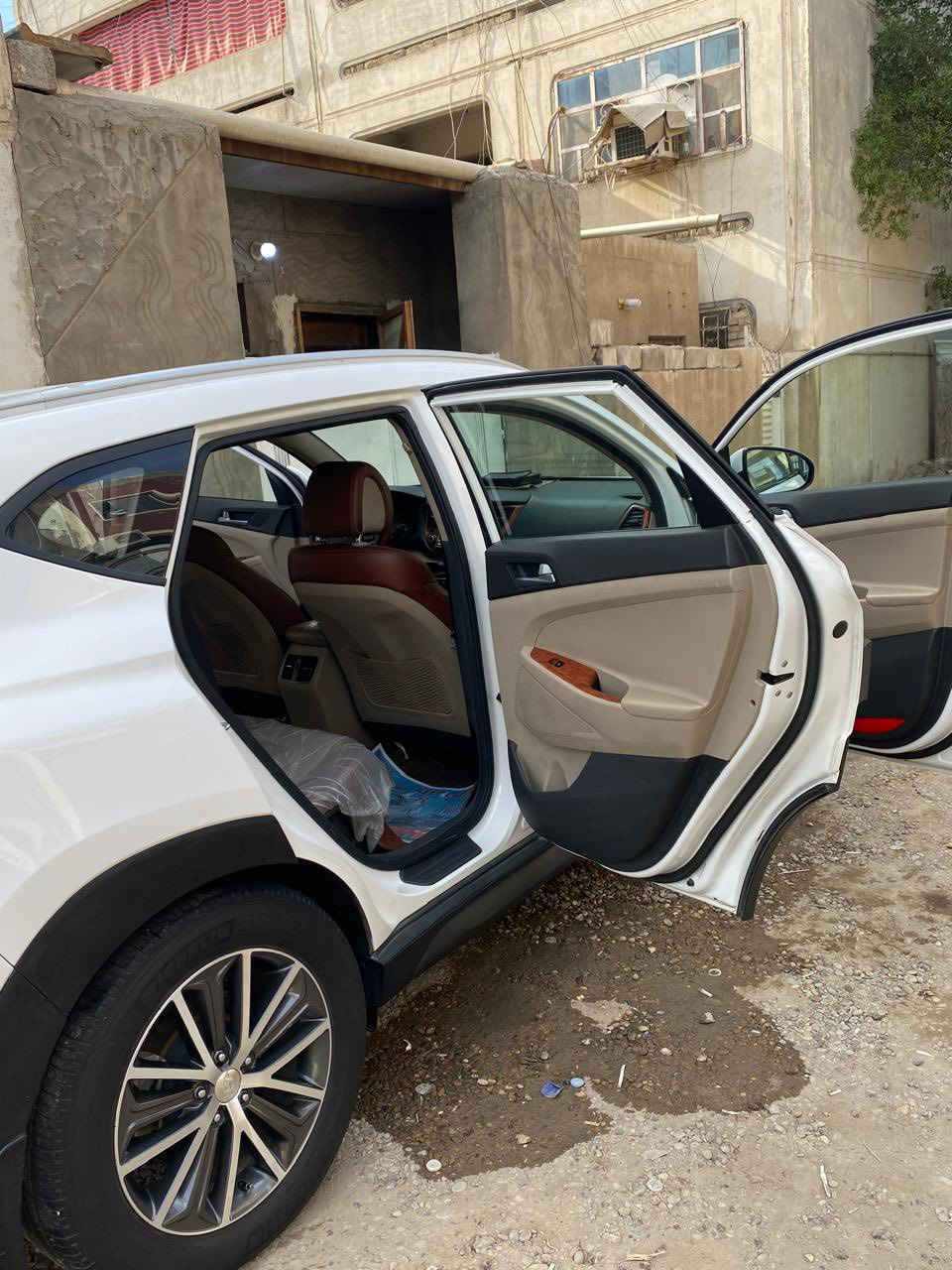 سيارة توسان خليجي 2017 ماشية 145الف
بيها ضربة جاملغ الأيسر خلفي غير مصلح
و طخة جاملغ الأيمن الخلفي غير مصلح
شبرين بارد جاملغ الأيمن الأمامي + شخط بسيط بنيد 
كمبريسر عاطل
مكان السيارة بغداد 
سعر 160و بيها مجال 
رقم صاحب السيارة:***********
