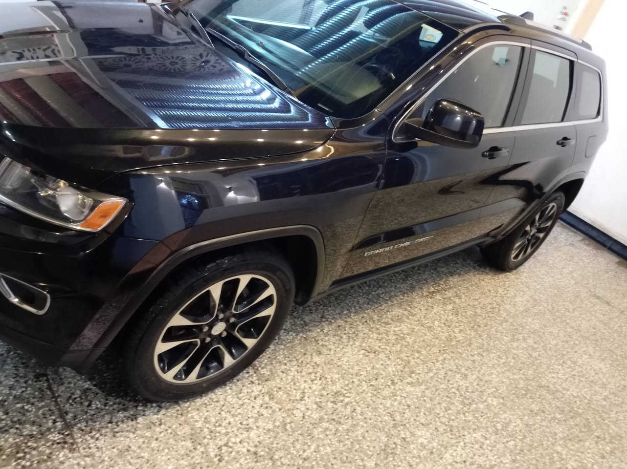 سلام عليكم
جيب گراند شيروكي لاريدو 2016 ستة سلندر مكينة 3600 ماشية 266 ألف رقم سليمانية مكفولة من فتح المكينة والگير والحدادية كلها جديدة بيها فقط بارد بجاملغ الايسر وأجزاء من الصبغ بـصندوق والجاملغ الخلفي الايمن والباب الخلفي الايمن فقط كما موضح في السونار المرفق مع الصور وأستعمال شخصي 
مكاني بغداد 
الرقم: ***********
