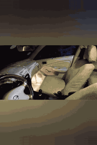 سەنی ٢٠٠٤
مەکینە ١٦

گێڕ و مەکینە بێ عەیب

سەنەوی تاکو ٢٠٢٨ تازەیە

یەك قەترە ڕۆن کەم ناکات بیلاد سلڤەر

تەکسی خۆم بووە کردوومەتەوە بە سلڤەر

تەبریت لەسەر سویچ

هەیکەلی وەکو شوشە وایە

پێشی هیچی پێوەنییە تەنها بستێکی لای چەمەلوغی سایەقە، تەنانەت شوێن دەبەی ئاوەکەشی ساغ و سەلامەتە دوای قرچێکی هەیە.

سعر ٥٧ وەرەقە و کەمێک مەجال

***********
