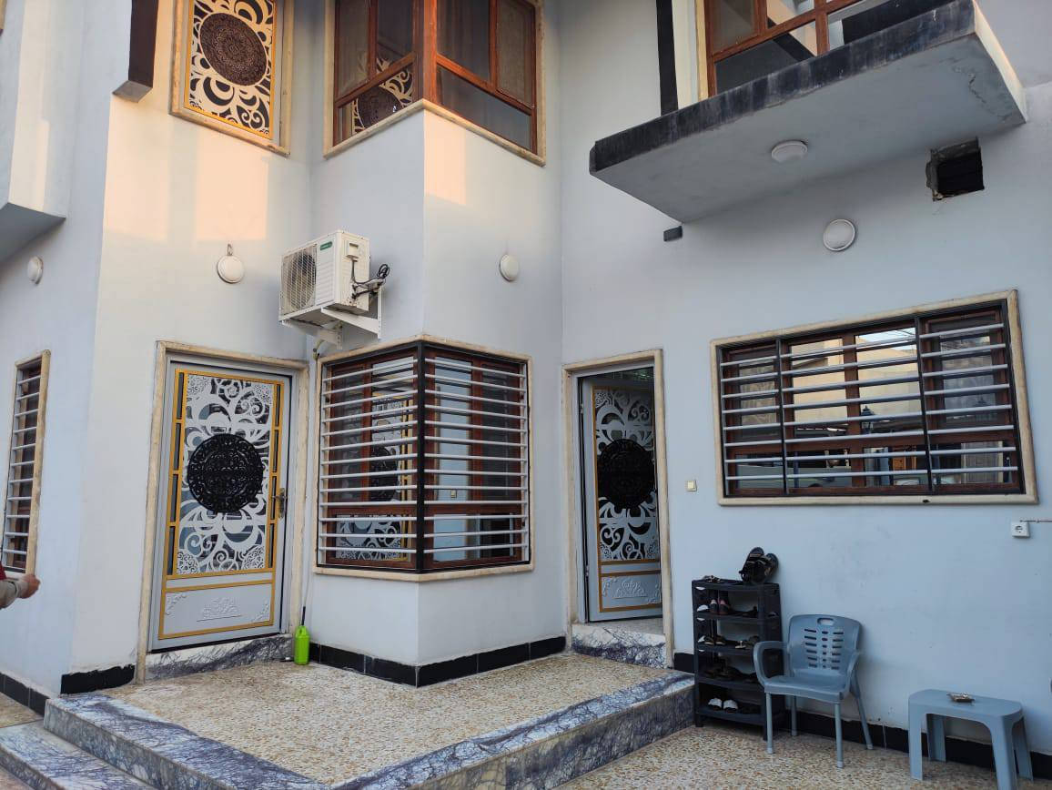 دار للبيع في حي الملايين الاولى
مساحه الدار 240م واجهه 12
يحتوي الدار على 5 غرف نوم ومطبخ وصحيات واستقبال وهول 
موقع الدار قرب ڨلل العناز 
صنف الدار زراعي حق تصرف 
لمعرفه السعر أكتب تم 
أو مراجعه مكتب مدخل حي الملايين الاولى مكتب أرض التميز للبناء والعقار 
اي استفسار يرجى مراسلة الصفحة او الاتصال ع الارقام المذكورة⬇️⬇️
***********
***********
