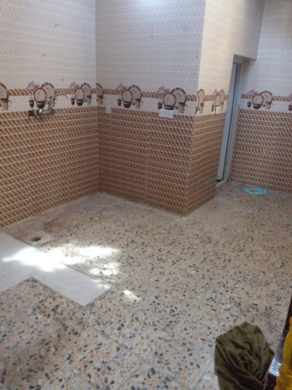 120م مشتمل خلفي  غرفه مطبخ وخدمات منفصله   وطرمه جانبيه كبيره  حي البساتين  شارع ابو حسين المختار سند اصفر  السعر المطلوب37  للاتصال***********
