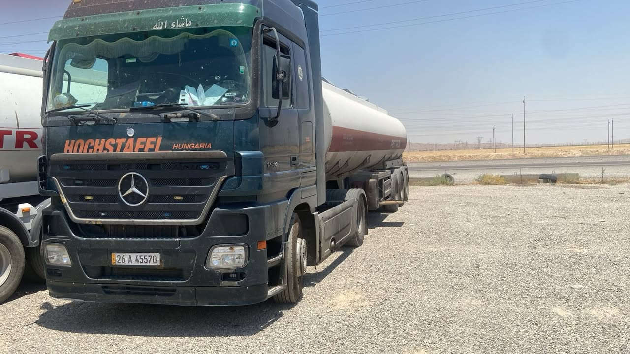السلام عليكم للبيع مارسيدس اكتروس دمعه 2003 السيارة جاهزه جي بي اس طوناج تصريح امني تخم تاير السياره جوه الشغل 
محرك كير شرط تانكي دمعتين...
السعر : 425$ وبيه مجال 
للأستفسار 
‏***********
