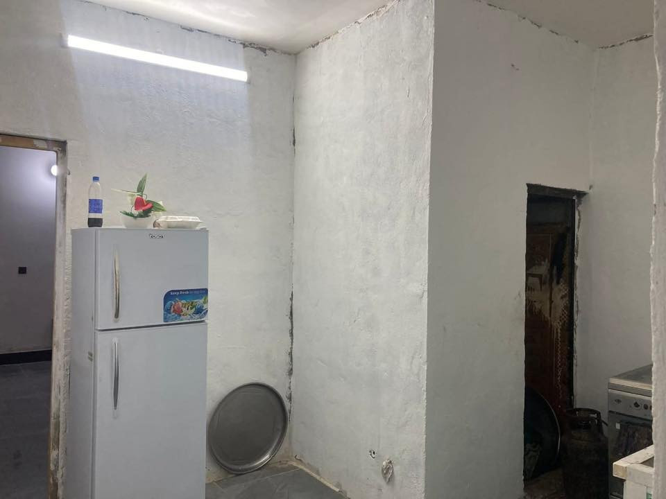 بيت للبيع  المساحه 150 الدوانم  خلف اسواق السراي بيت مرتب بناء حديث شارع تبليط ومجاري ***********
