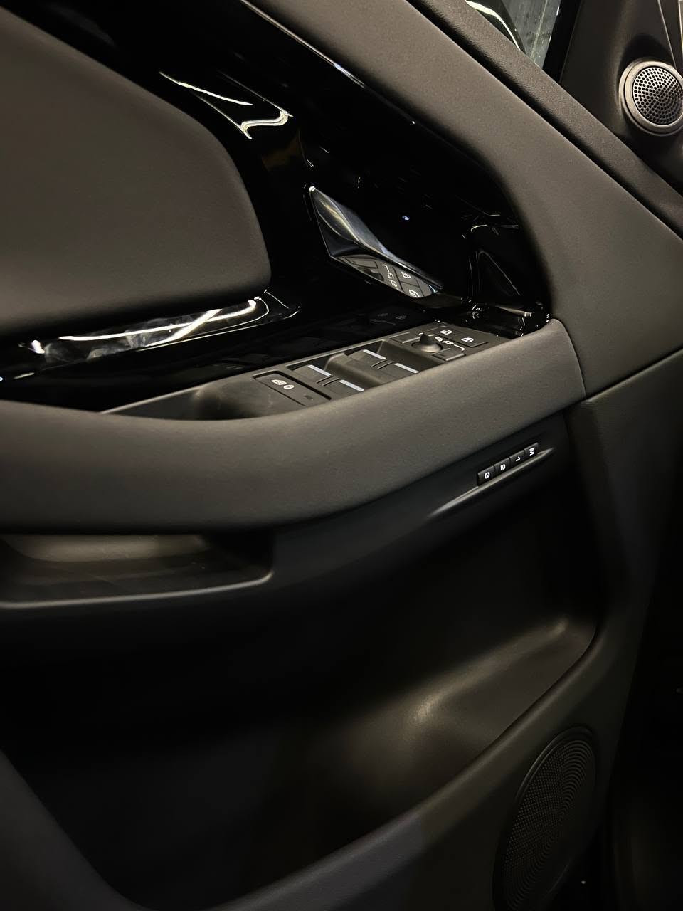 🚘 Range Rover Evoque P160 R-Dynamic
📅 موديل 2026
🆕 Zero بالكامل

✨ المواصفات:
✔️ Keyless Start
✔️ LED & Auto Headlights
✔️ Adaptive Cruise Control
✔️ Apple CarPlay & Android Auto
✔️ سقف بانوراما
✔️ جنوط 19 إنش
✔️ كراسي كهرباء + Memory
✔️ كاميرات 360°
✔️ تصميم R-Dynamic الرياضي الفاخر

سيارة تجمع بين الفخامة، الأداء، وأحدث وسائل الراحة والتكنولوجيا، بحالة زيرو وجاهزة للاستلام.

📩 للتواصل والاستفسار: خاص.


**إذا كنت صاحب هذا الإعلان وتريد حذفه لأي سبب، رجاءا أرسل رسالة إلى الدعم الفني**