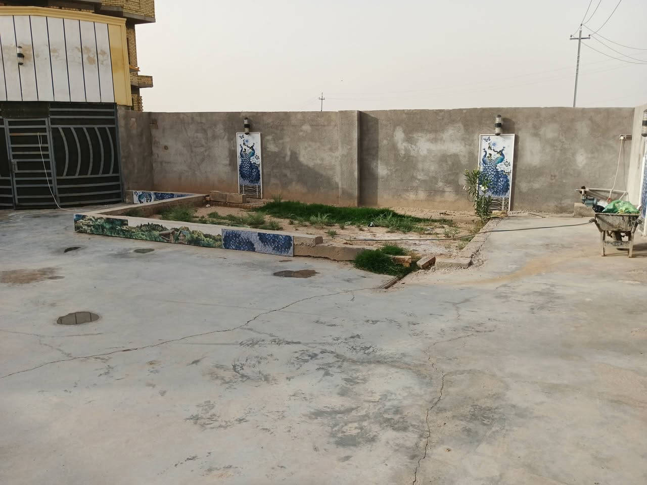 بيت للبيع بناء قديم في القصور المساحه 400 متر كامل الخدمات للاتصال ***********
