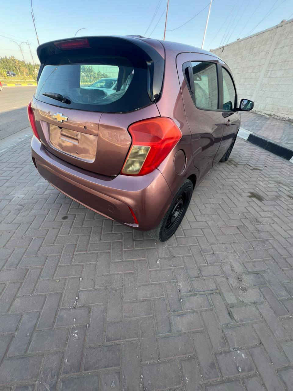 السلام عليكم 
شوفرليت سبارك 2019 
بدون رقم تترقم جميع المحافضات
حادث امريكا جاملغ وبنيد وهنا بيه طخات مصبوغه حزام جديد وموجوده صوره قبل الصبغ 
ماشيه 60 فقط
شاشه كامرا 
محرك 1400 
حداديه جديده 
محرك كير جديد
بطاريه جديده 
مكانه كربلاء 
السعر 67 وبيه مجال
***********
