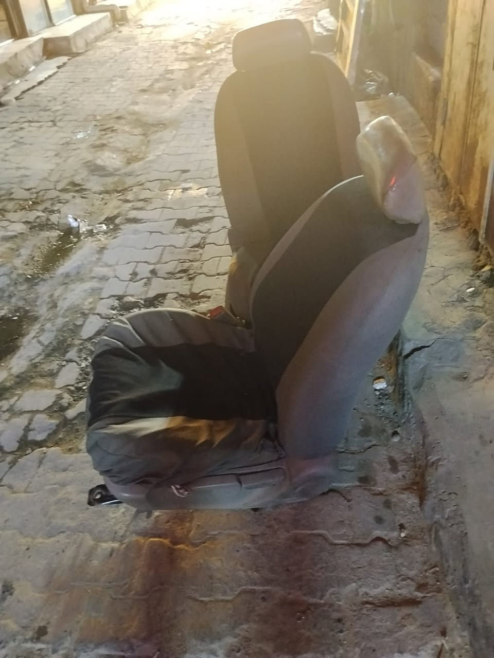 سلام عليكم اخواني الاعزاء بدون كسران فدوه لان رحت للسوك وشفت الاسعار مستعمل وجديد
كراسي كورلا من 9 لل 13 يرهمن
حاله جيده قواعد مابيهه اي كسر فطر واحد بالحديد مرجوع فقط سفنجه ناصيه شويه كرسي جديد عليه دوشمه تلبيسه يرجع ويتقدم القاعده والظهر ثنينهن شغالات اي عطل اي خدش مرجوعات سعرهن 125 قفل ثنينهن قفل اما للدرايم شفت اني بدلت كير ومارهمن لان سنهن عريض هو جاي من امريكا هيج شغلات نضاف موضح كدامكم سعرهن 75 قفل مكاني خانقين اركوازي ***********
