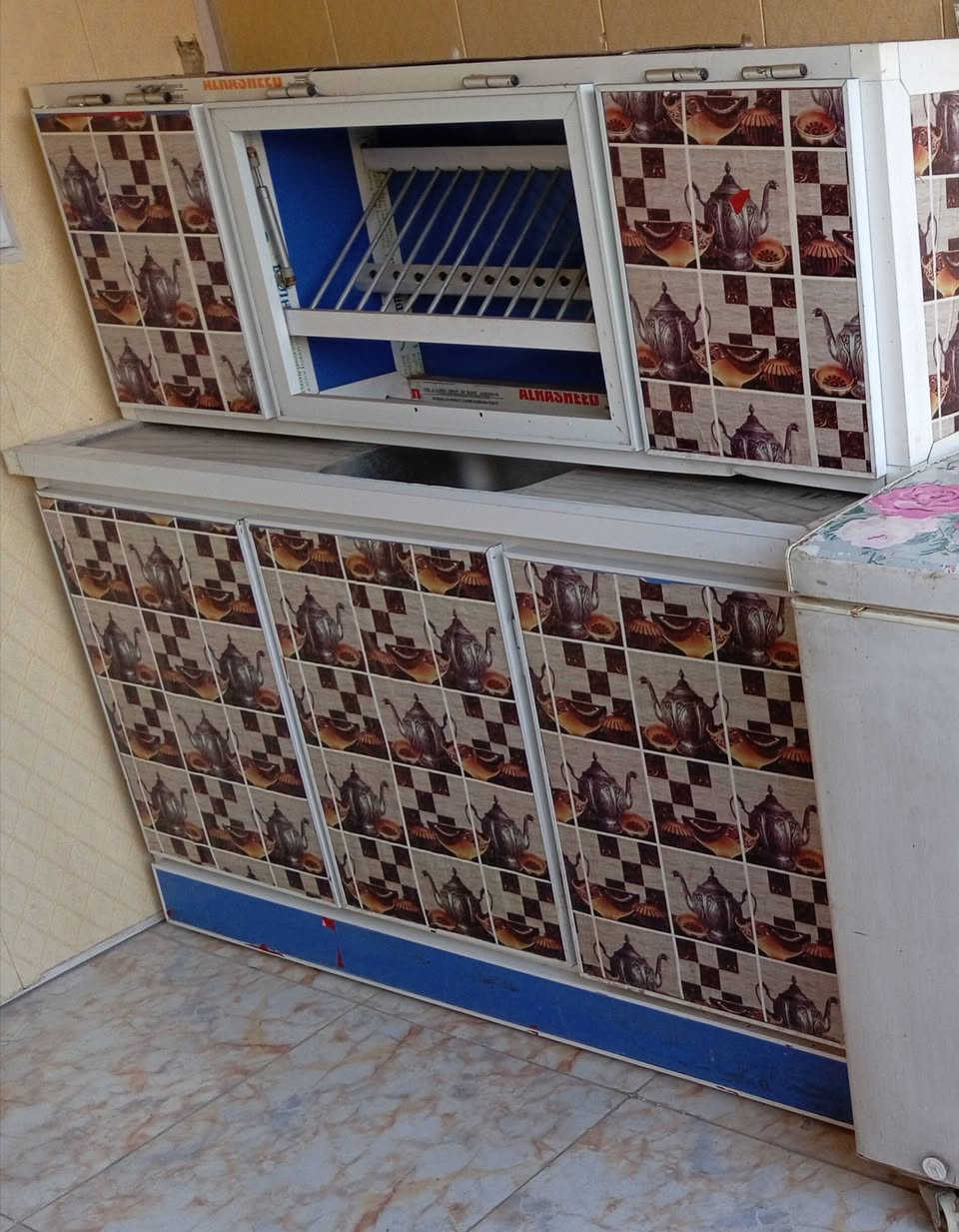 بسم الله
غراض للبيع العنوان المحمودية مقابل المركز الصحي 
والمحل الثاني شارع قيم َمقام قرب الوكيل ابو كريم ويوجد ايضآ باله في مجمع المنصور التجاري خلف عمارة الخضيري و مقابل البيت التركي
***********
***********
