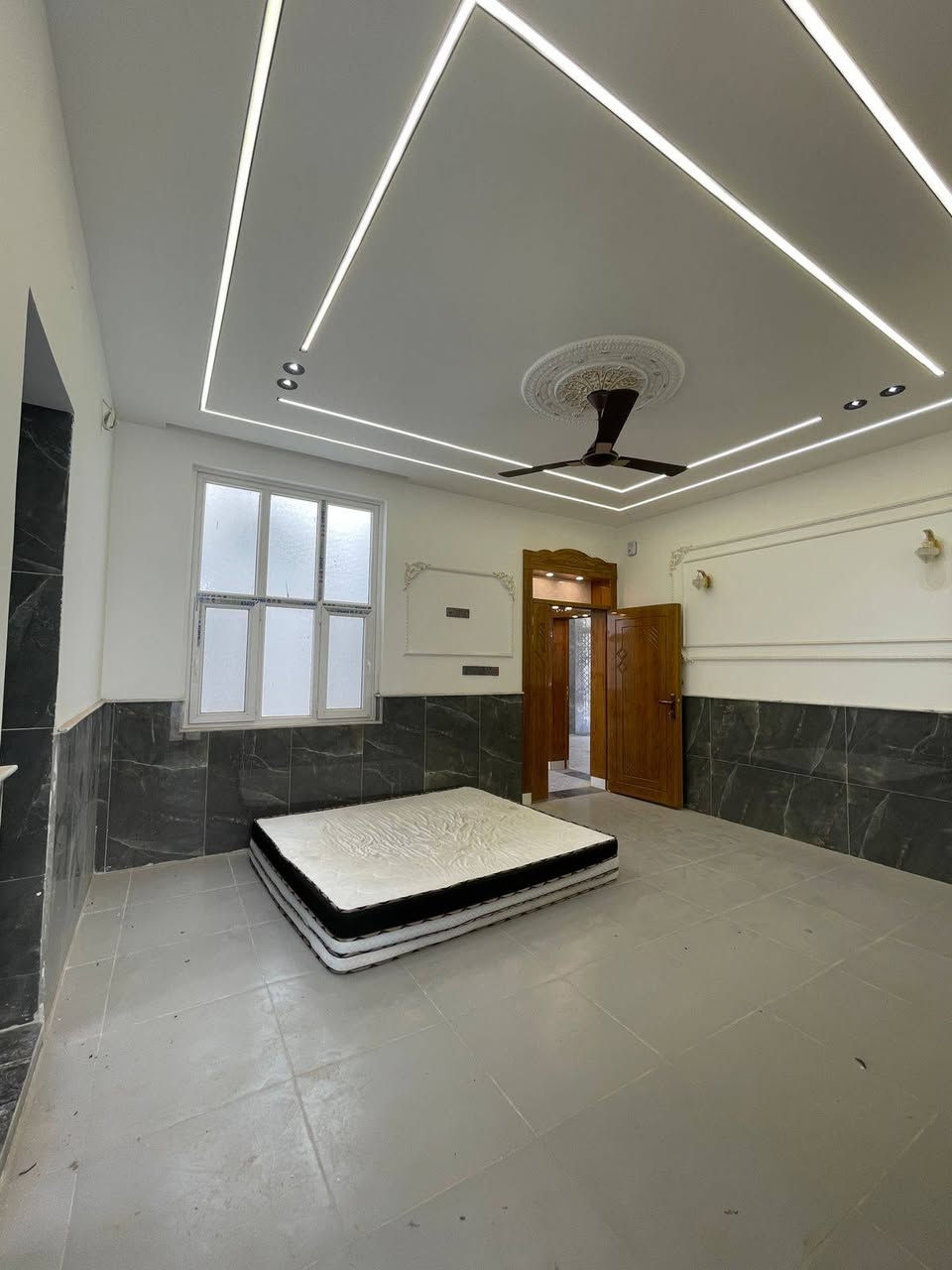 يالله الهم صلي على محمد والي محمد يوجد بيت مساحه 380متر طابق واحد بناء طابوك جمهوري بي غرفتين وصاله واستقبال ومطبخ وصحيات وكراج وحديقه عمل درجة اولى كافة الخدمات ماء مجاري كهرباء وتبليط طابو زراعي قرار محكمة البيع مباشر معه صاحب الارض موقع البيت كربلاء مجمع النجمه مقابل علوه المخضر طريق الرابط قرب جامعه العميد بيع نقد فقط الاستفسار انتصل على الارقام التالية 
***********
***********
واتساب موجود تحياتي للجميع
