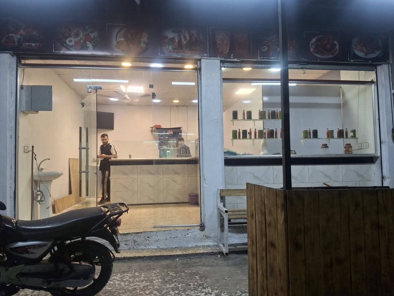 مطعم فلافل وبركر البيع العنوان الكمليه شارع الصفر مقبيل سواق ابو عراقي ***********
