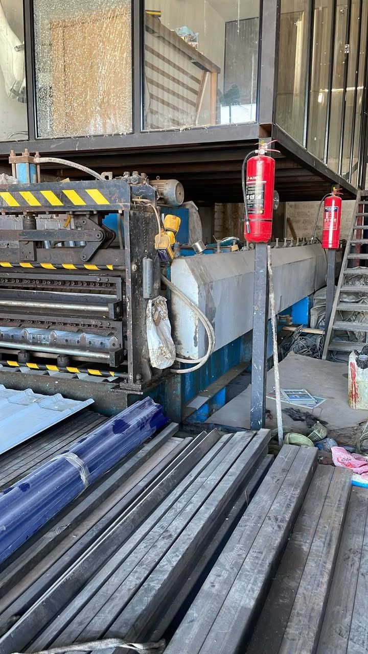 السلام عليكم 
مكينة تضليع كربي 
تتكون من 2 طابق  طابق لتضليع الضلع المدور وطابق لتضليع الكربي  العتيادي المتعارف 
ماكة كلش ضخمه وزنها  17 طن 
موجوده في النجف - حي الحرفين 
شركة العربي - سيد قاسم 
***********
