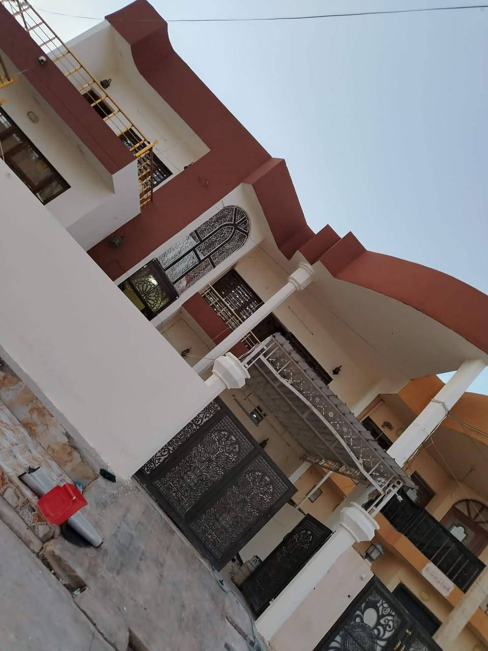 سلام عليكم اشتغل صبغ خارجي داخلي بسعر مناسب 100متر 110الف والغرفه الواحده 30الف زائد ورق جدران فلين داخلي بسعر مناسب عنوان كركوك استفسار اتصل ***********
