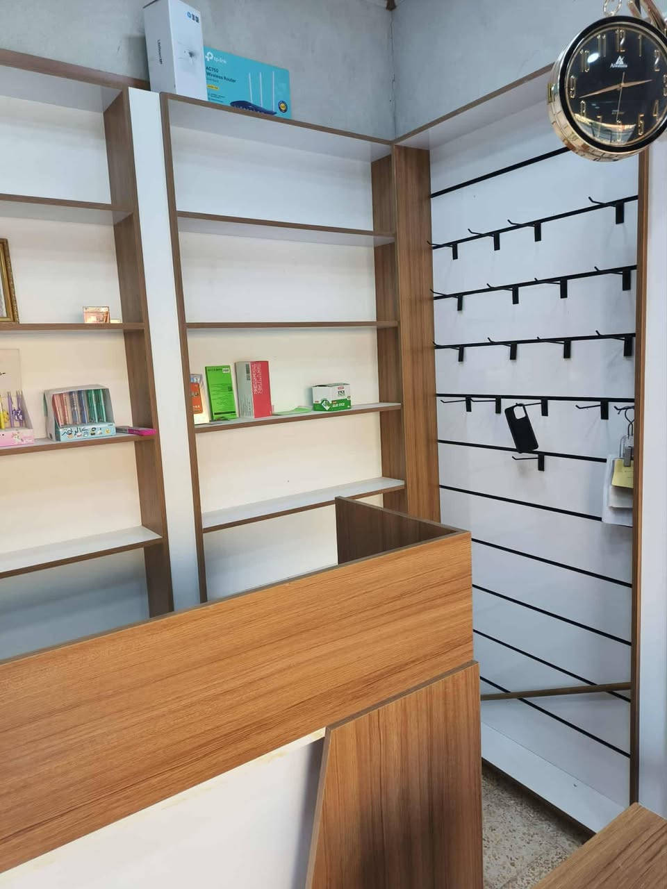 ديكور محل موبايلات اخو الجديد للبيع +جام خانه العنوان موصل حي المأمون *********** بي واتساب
