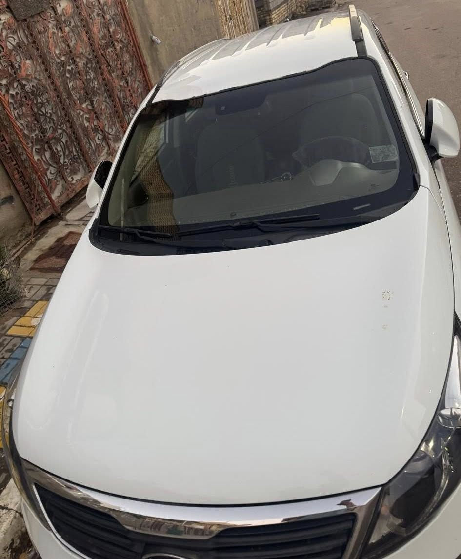 السلام عليكم 
 كيا سبورتج خليجي اصل 2014 بصرة
السياره مكفوله من كلشي  ناعمه بدون حادث بدون صبغ 
 سياره بيها بعض الشخطات البسيطة جدا. اذكرها من باب حلال وحرام 
 كما موضحه في الصور وتخم تايرات جدد سبير ما نازل 
محرك 4️⃣ سلندر 2.400 او 2000 ما اعرف حجم محركها صراحه

السياره ماشيه 120.000 
داخل لون رصاصي
فول مواصفات ما عده الفتحه تحويل مباشر
ورايدها بسعر 155 ورقه وبيها مجال
وات ساب  ***********
