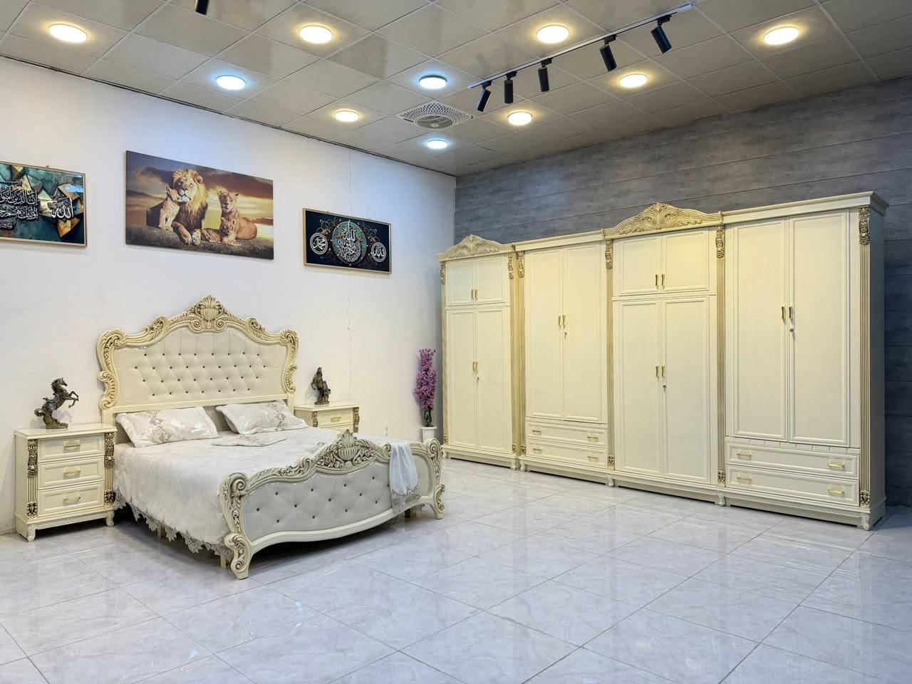 موديل (  هيلين ) اللون اوف وايت وتعتيق كريمي 

شركه المرتضى للاثاث العراقي تقدم  موديل نجاره عراقي والديكور والتصميم  مصري

ضمن وجبة الدرجة الاولى 

سعر التخفيض  3 ملايين و150 الف فقط

غرفة 6 ابواب طابقين ملحق

تتكون من 11 قطع

وجه الكنتور يكون  ان دي اف  6ملم
داخل الكنتور صاج  طبيعي 4ملم 

راس العالي والناصي زان مصري 
لف الابواب زان مصري

ظهر الكنتور جرجوبة براغي 

القاعدة الارضية للكنتور بلوك بورد

ارتفاع الكنتور مترين و70سم 

عرض الكنتور 3 مترات و30 سم

عرض الكنتور مع زاويه الملابس 4 امتار و50 سم

السرير طبقة بلوك بورد

ضمان 5 سنوات من ناحيه الصبغ والشغل 

السعر الحالي/ 3/150معه الشد  والنقل  كامل

خدمت استبدال الغرف القديمه ونطيكم غرفه جديده معه إلاتفاق على الفرق

خدمة الشد والتوصيل مجاناً لجميع محافظات العراق 

العنوان / بغداد الجديدة قرب البريد 

***********

***********
