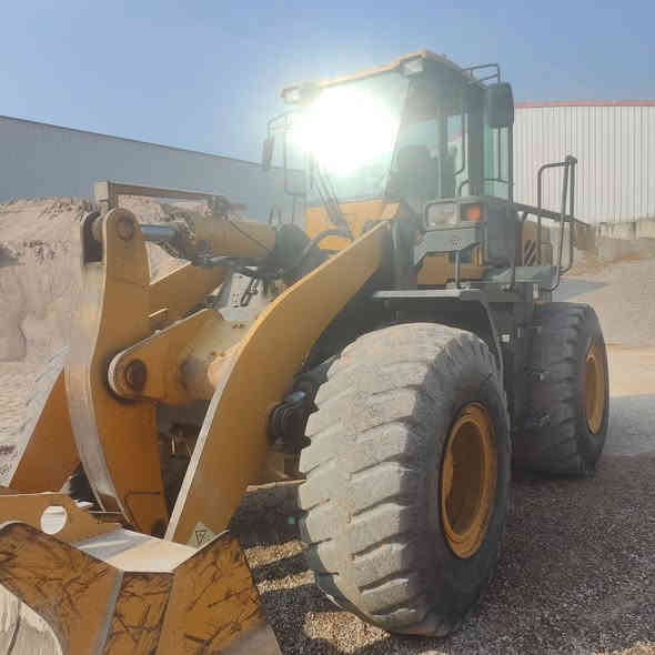 سلام عليكم 
شفل صيني الجي حجم 953 موديل 2015 ارقام وسنويه بصره تحويل سنويه جديده 
شفل جديد مشتغل ٢٦ الف ساعه تايراته بلاديه 
مامفتوح منه شي بلادي عالشركه 
مكاني البصره /***********
