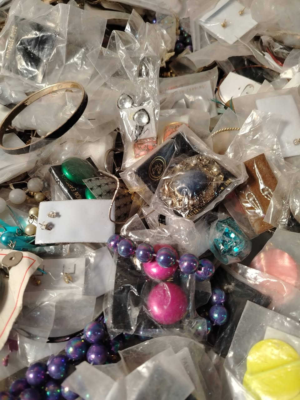 السلام عليكم اكسسوارات اوربيه أكثر من 450قطعه
السعر٤٠ الف
علماان بعض القطع مطليه بالفضه


**إذا كنت صاحب هذا الإعلان وتريد حذفه لأي سبب، رجاءا أرسل رسالة إلى الدعم الفني**