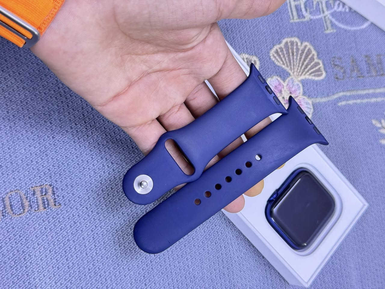 سلام عليكم
ساعة ابل جيل 6 حجم 44 لون نيلي (ازرك) بطارية 100 مشحونه 1 مره وحده  فقط ما مستخدمه ولا ملبوسه بعدهي جديدة فقط مفتوحة من الباكيت كامل ملحقات مع الشاحنه وسير الاصلي كلش نضيفة 
السعر 300 وبيهة مجال بسيط
مكاني بغداد البنوك
***********
