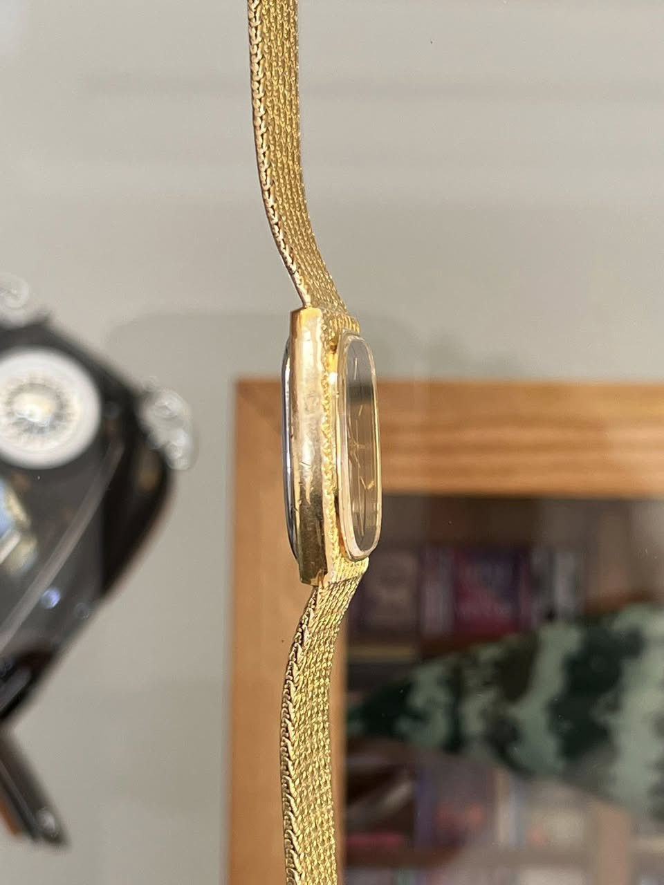 ساعة رجالية من ماركة Constant – تصميم كلاسيكي فخم
•     القطر: 32 مناسب الذين يحبون الساعات الصغيرة والأنيقة (ستايل كلاسيكي / فنتج)
 • الحركة: كوارتز يابانية (كوارتز – دقة عالية)
 • المينا: أسود أنيق بتصميم بسيط مع مؤشرات ذهبية
 • شكل العلبة: مستطيل (Vintage / Dress Watch)
 • الخامة: مطلية بالذهب
 • السوار: سوار ذهبي مدمج بتصميم شبكي فاخر
 • ظهر الساعة: ستانلس ستيل محفور
 • الزجاج: زجاج معدن
    ▪️للمزيد من التفاصيل يرجى التواصل على الخاص 🔻


**إذا كنت صاحب هذا الإعلان وتريد حذفه لأي سبب، رجاءا أرسل رسالة إلى الدعم الفني**