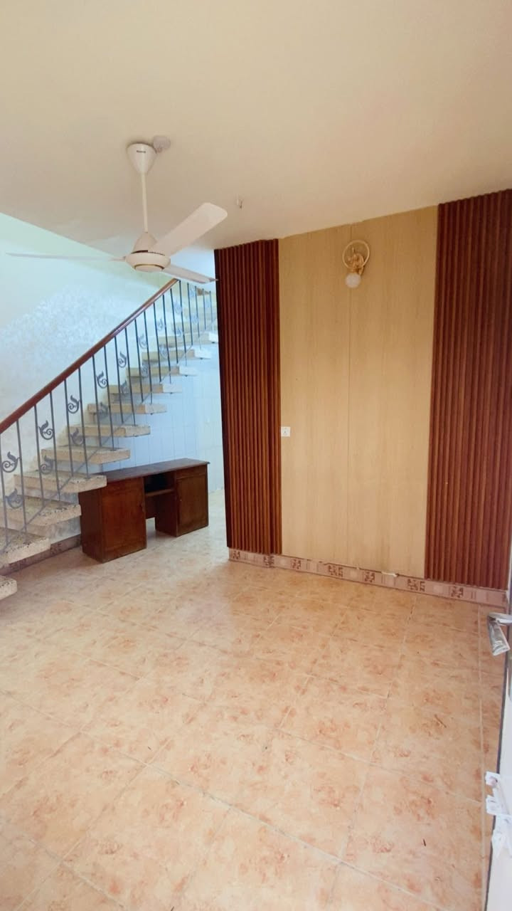 للايجار
الموقع حي البنوك شارع النداوي 

بيت طابق اول 

يحتوي على _ صاله _مطبخ  _ صحيات _ نوم عدد  2

السعر 550

للستفسار اتصال ***********
