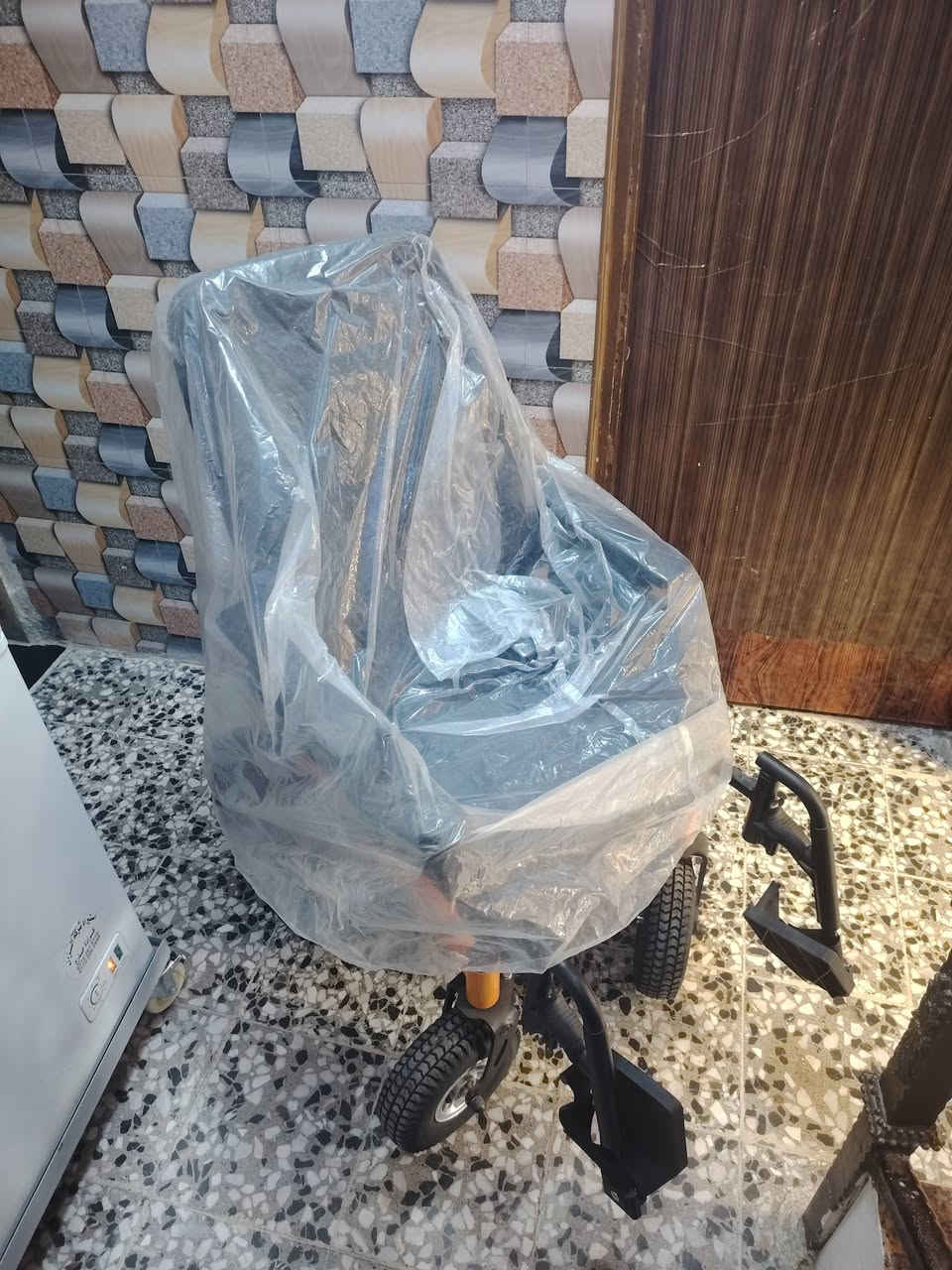 سلام عليكم كرسي كهربائي بعده زيرو بل باكيت ماماشيه متر السعر ب600 اوبيهه مجال حك اجيه العنوان بغداد ***********
