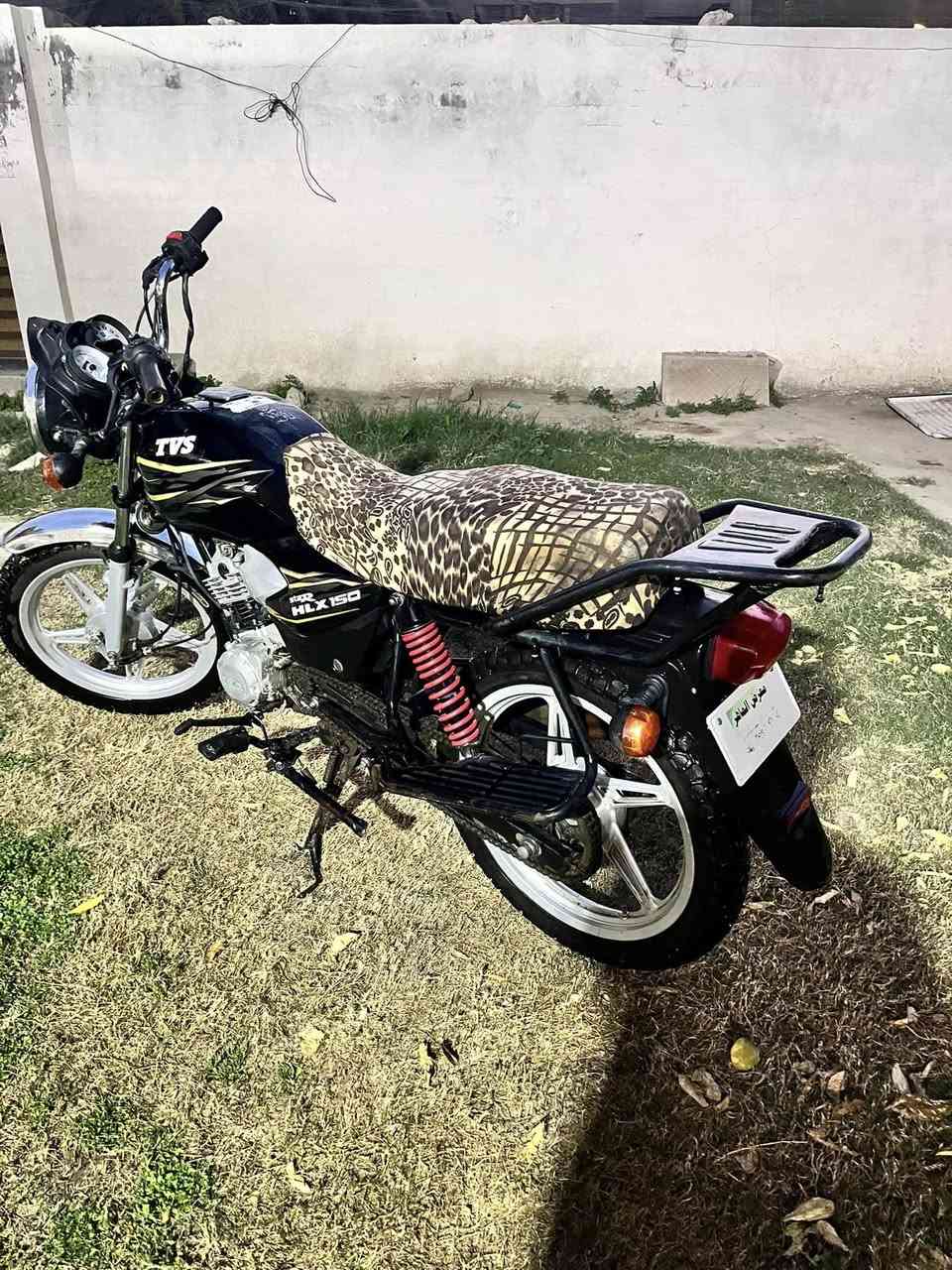 سلام عليكم السعر ٦٥٠ فقط اصولي اقره منشور كامل دراجه TVS هنديه للبيع الدراجه اوراق كامله واصوليه وكمرك مدفوع بس تروح ترقم الدراجه شوفت عينكم مويل 2018 استخدام شخصي مكينه مامفتوحه ابد شلعه كلش قويه يحتاجلها بعض ترتيب لئن جانت متروكه بس هسه على وضعها تشتغل من اول هندر وشلعه ومعدل ماتوكفك مكينه ماكايمه بس دهن صارله مده طويله بداخلها وبدلته وشغلتها كامت ادخن وكطعت وبعدين رجعت اتدخن ماتوقع كايمه لئن صوتها كلش ناعم وشلعه ومعدل انته شوفت عينك تايرات جدد دراجه  نضيفه سعرها بلاش ب٦٥٠الف وبيها مجال حك جيه   رقمي *********** وتساب مكاني بغداد العامريه وصورها كامله وكلشي موضح يمك بالصور والفديو وتحياتي
