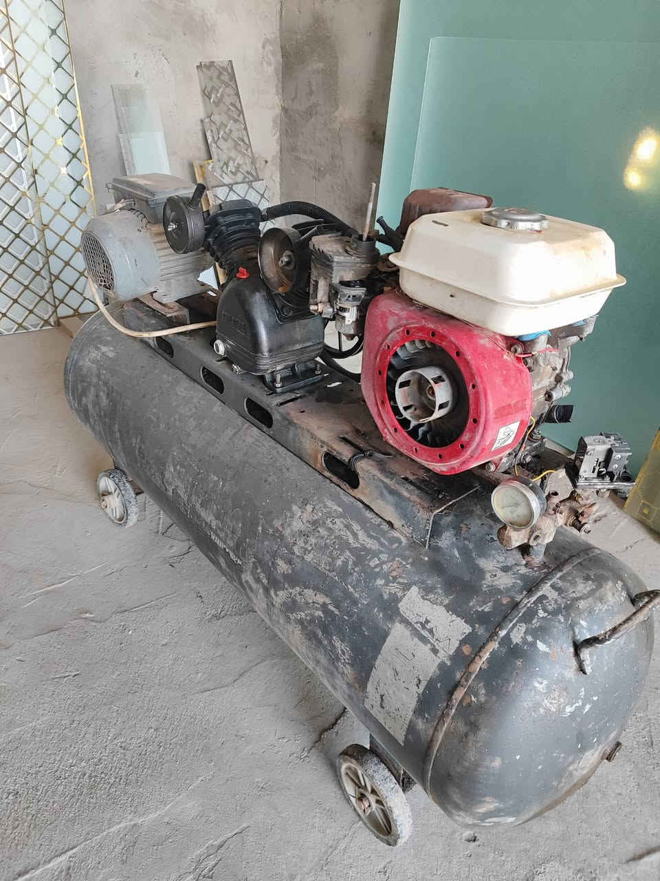 السلام عليكم بطل ايطالي هوه للبيع  حجم 350لتر جاهز كهربائي وبانزين مكان بابل ناحيه النيل لتواصل واتساب ***********
