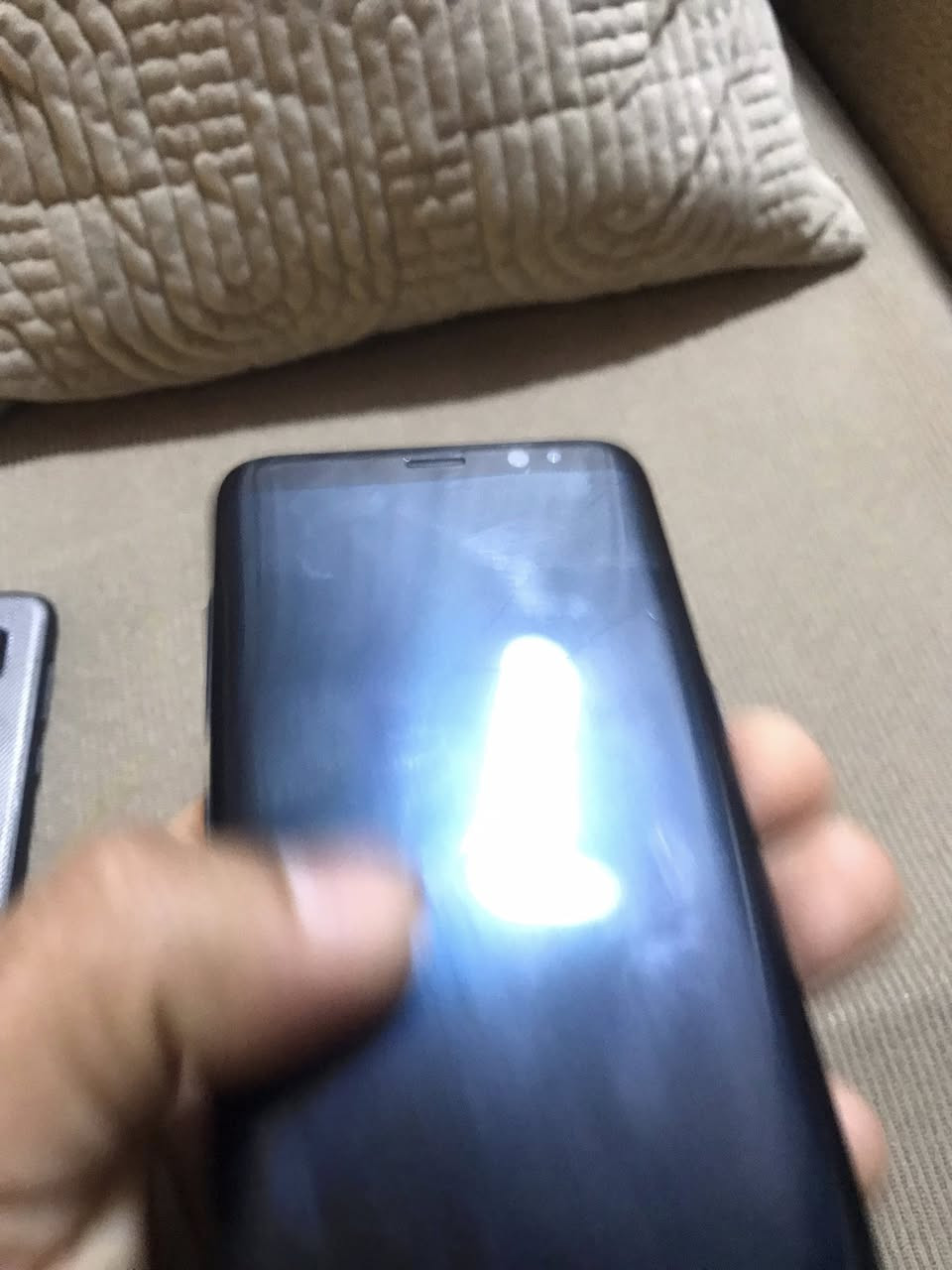 للبيع سامسونك اس8 ذاكرة 64 دبل سيم كرت جهاز شغال وعلى الفحص فقط الشاشة بيها فطور *********** مكاني بغداد الدورة ب75
