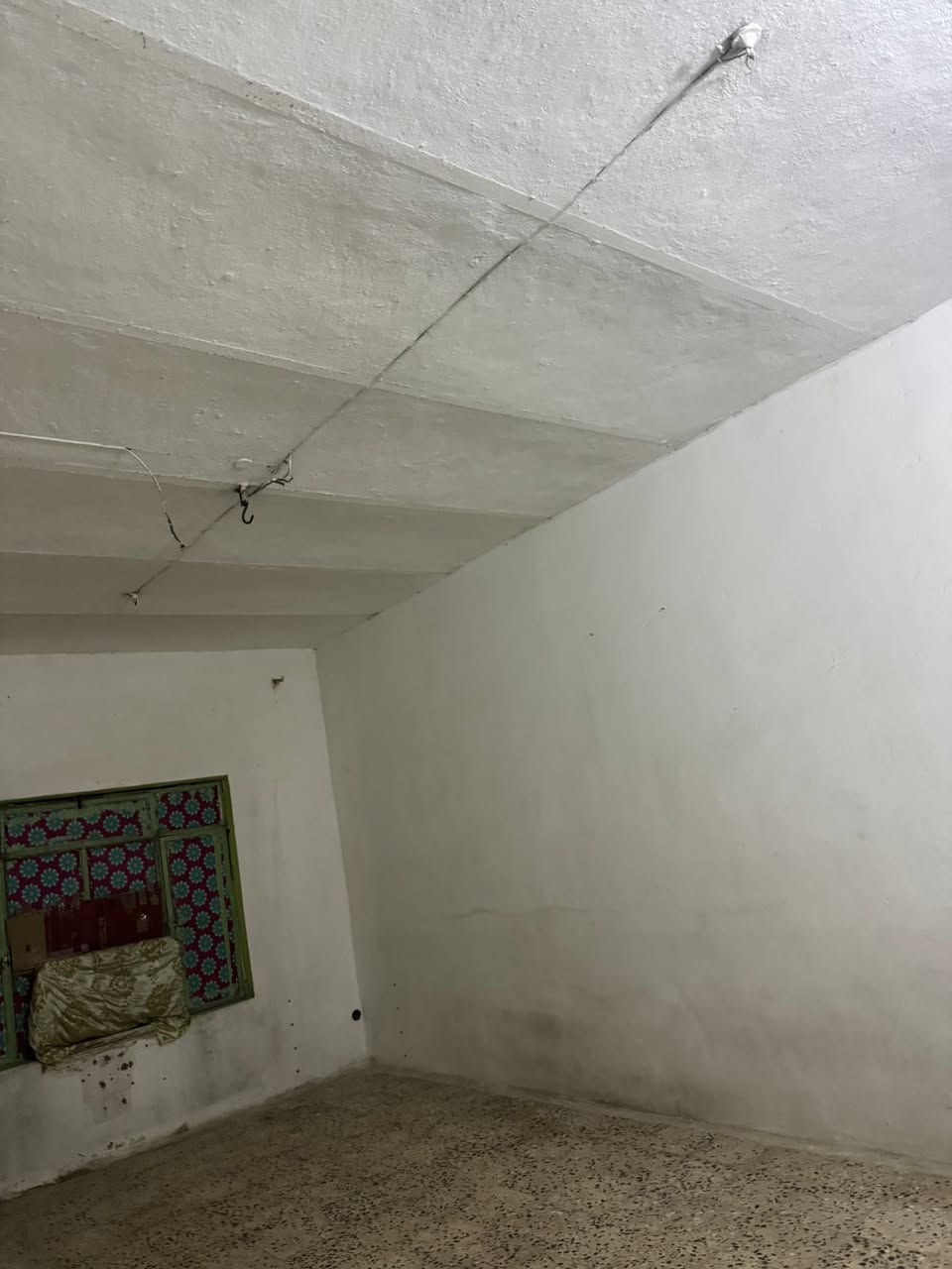 س ع يوجد دار ليجار المساحه ٢٠٠ م قاط ثاني بي غرفتين نوم ومطبخ وصاله وستقبال علا شارع العام قرب موسسه مالك لاشتر بيت نضيف اي ستفسار لاتصال ***********
