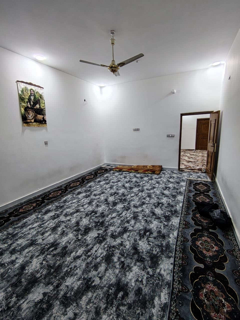 دار للبيع 240متر... طابقين كونكريت مسلح... زراعي سند25.. بحي الجامعة بالمجمع. شارع الجدارية. اول مجمع على ايدك اليسار.. 
طابق ااثاني عوز تشطيبات
طابق الاول استقبال مطبخ حار برد صاله غرفتين نوم حمامات خارجي وداخلية
طابق الثاني هم حمامات غرفتين نوم صاله وسطح.. 
السعر140مع المجال

***********
