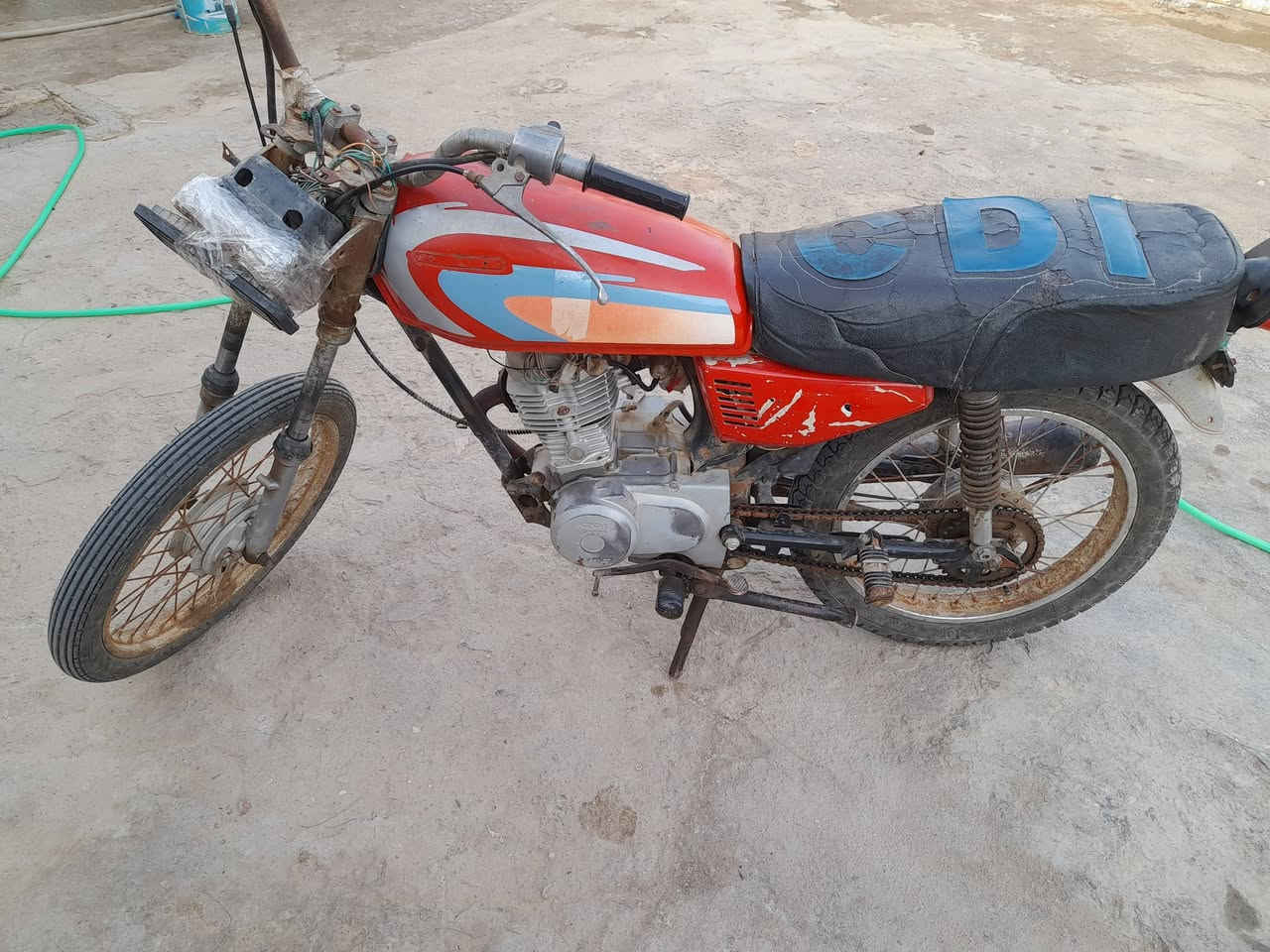 السلام عليكم دراجه للبيع سعره ٢٥٠ وبيه مجال شغاله عوزه بس هندر مكاني معمل ورق ***********
