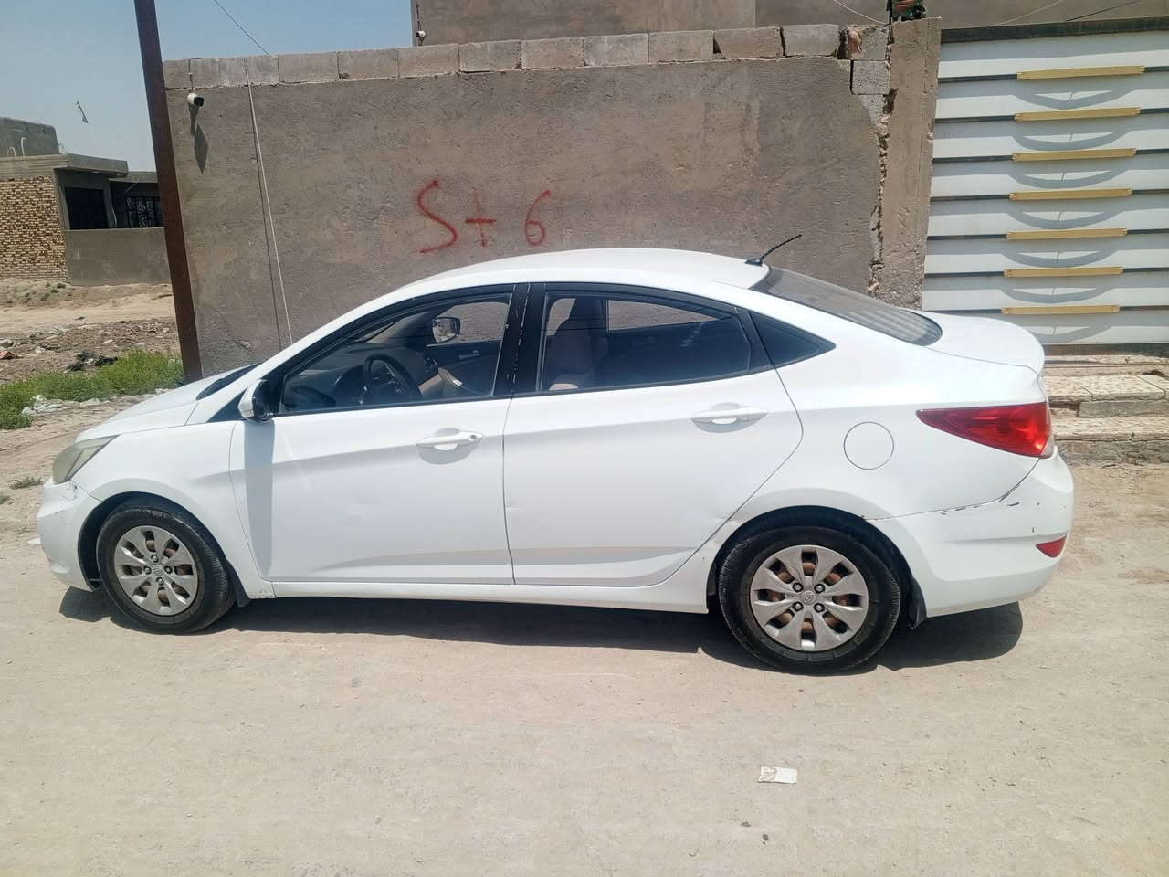 هونداي اكسنت موديل 17 مكفول من الظرب والتبديل لون ابيض رقم مثنى باسمي محرك 1400 بس بيها صفنةمن ترجع شوية السعر 68قفل السياره حلوة ومناسبة***********
