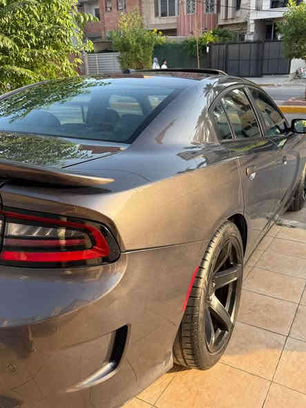 دوج جارجر SXT بلاس 2022  
فول فول مواصفات سلايد فتحة سقف 
گیر  ومحرك و كهربايات بشرط
مابي اي خلل الحمدالله

مواصفات
سلايد
كشن جلد
كشنات تبريد و تدفئة 
شغال من بعد
بصمة
رادار
بعد هوايا مواصفات
قطعتين مبدل جاملغ وبنيد 
مكاني بغداد الكرخ *********** بغداد
