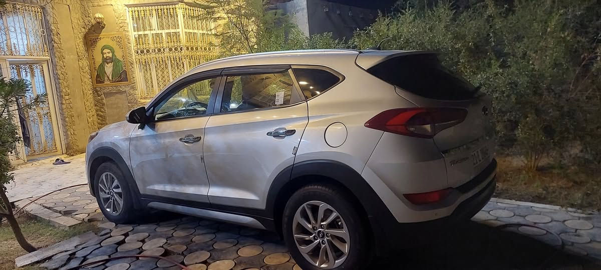 سلام عليكم توسان أمريكي قطعه واحده خارجي ماشيه 40 الف حقيقي سياره احله من أصور  السعر 155 وبيه مجال  ***********
