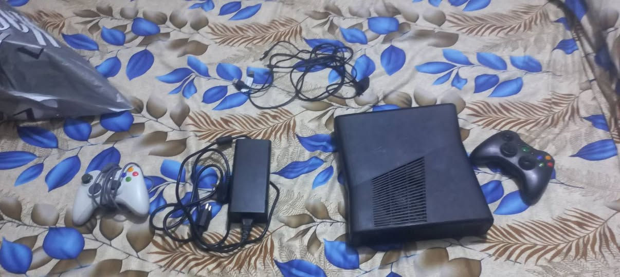 للبيع اكس بوكس 360
هارد بي 17 لعبه
السعر 125
وبي مجال


**إذا كنت صاحب هذا الإعلان وتريد حذفه لأي سبب، رجاءا أرسل رسالة إلى الدعم الفني**