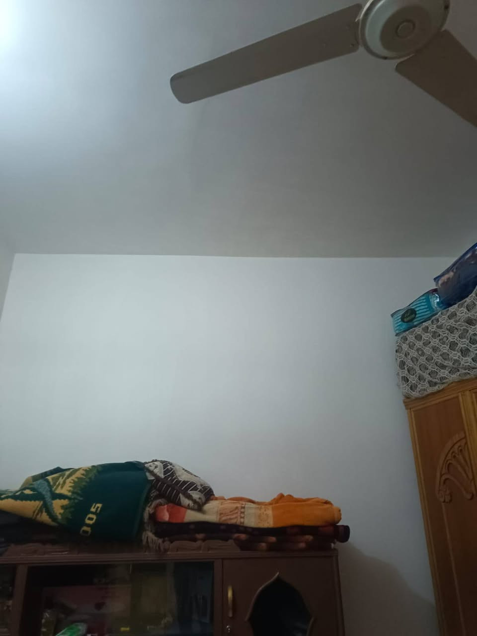 بيت للبيع المساحه 210 السعر 35 وبيه مجال للشراي يدلل موقع البيت حي الزهراء على شارع  الشريفات ***********
