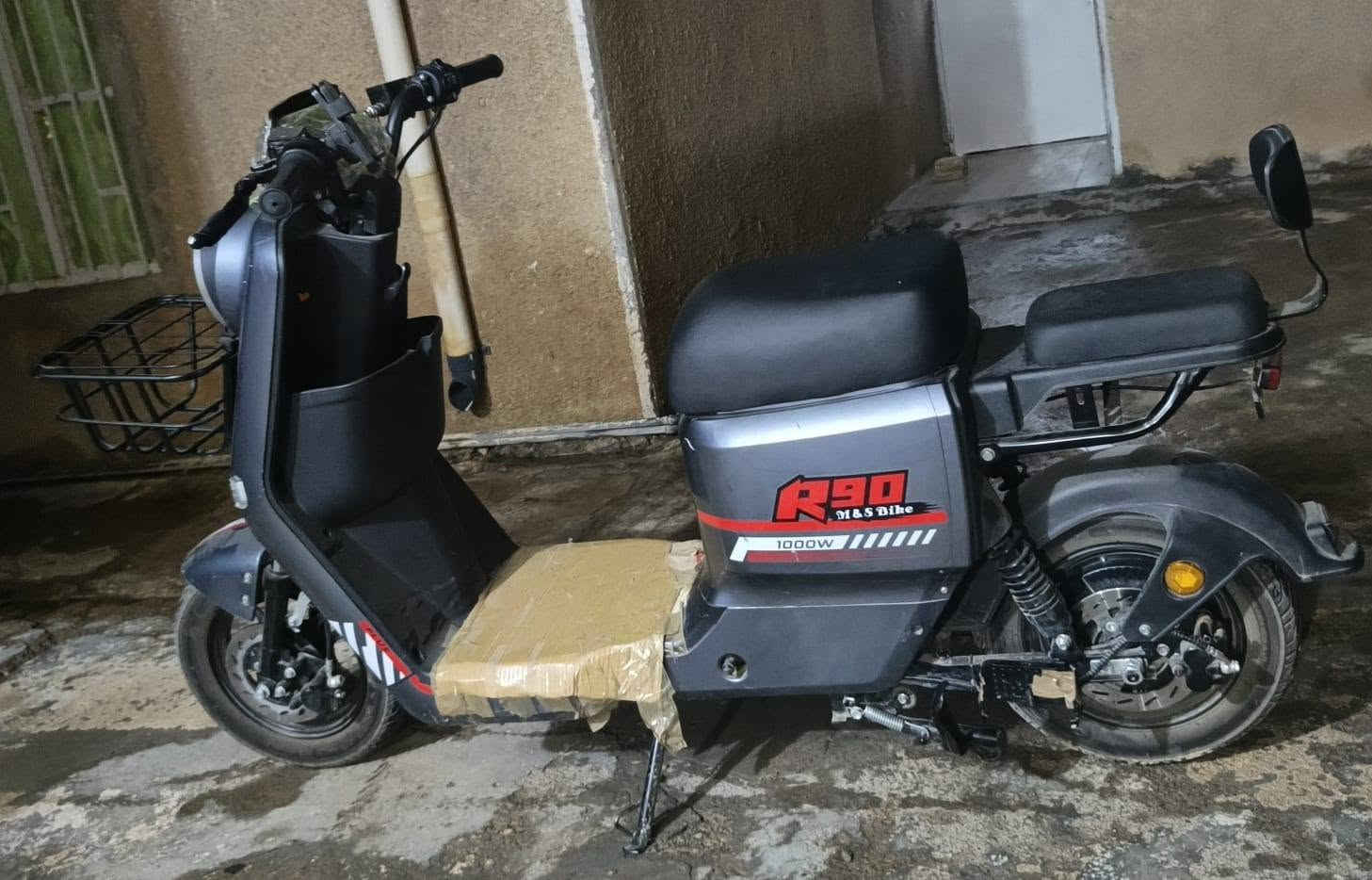 السلام عليكم يوجد موطور شحن للبيع r90 فول مواصفات 5باتريات بي ٣ سرع سويج باركود وايا مرايه ٢ وبايدرات جدد السعر٧٥٠ وبي مجال رقم الهاتف ***********
