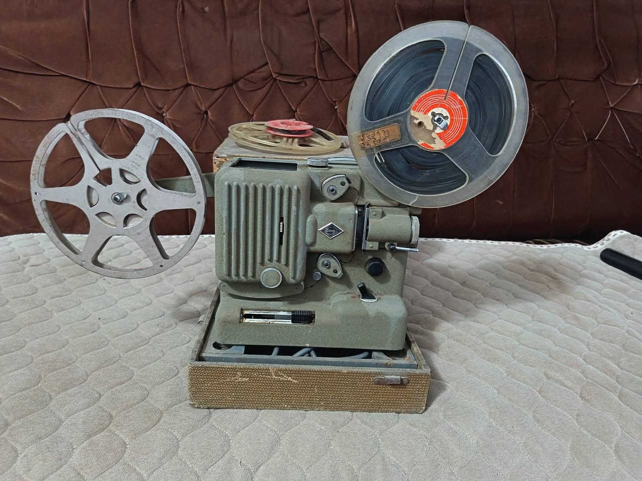 سينما تعمل بشكل جيد للبيع السعر ٢٠٠ العنوان بغداد ***********
