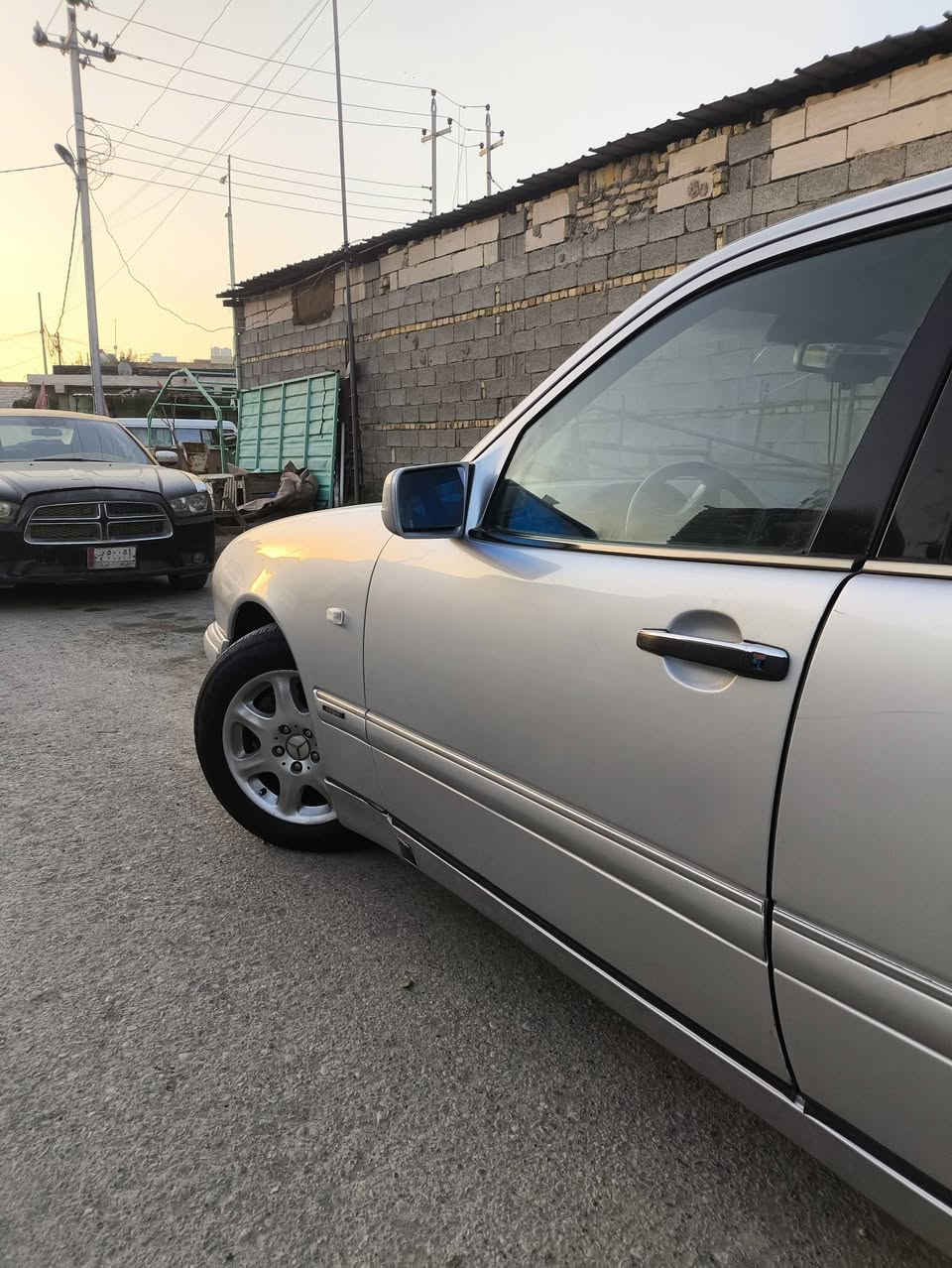 سلام عليكم 
للبيع فقط مارسدس ام عيون موديل 98 فئة افنكارد
السياره بلاديه
فول مواصفات
فتحه +برده خلفيه + جام كهربائي اوتو لايت المكينه خراطيم 3000 لا تنقص ولا تبخر تخم تاير جديد صار شهر من شديته 
رقمها ذي قار انكليزي 
سنويه لغاية 2030 شهر الخامس 
السعر 90 ومجال قليل 
العنوان ذي قار قضاء الرفاعي 
***********
