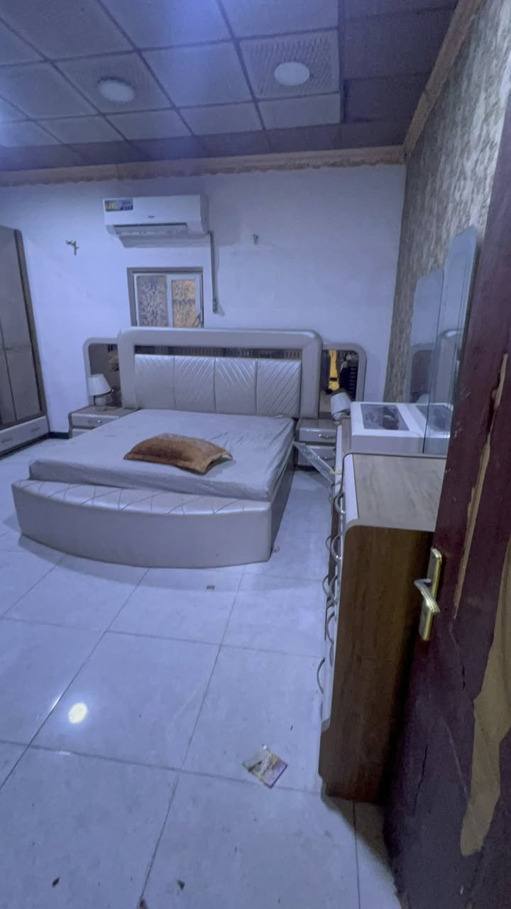 دار حواسم قاطين للبيع
موقعة ممتاز اول بيت بل شارع البيت لا علية ازالة ولامبلقين علية المساحة البيت تقريبا 130م
البيت قاطين يتكون من
4غرف منام اكبار
وصالة ومطبخ وديوان كبير وحمامات 3سيراميك للسقف البيت مرتب ونظيف من ديكورات وسيراميك وسقف عكادة والقاط الثاني سندويج
البيت جاهز من كلشي تعال وكعد بي ماطور وكيزر
وحديقة خارجية
توجد مدارس قريبة عل بيت وسوق ومستوصف
وشارع تبليط
العنوان خمس ميل قرب سوق حطين السعر26 مجال
 ***********
***********
