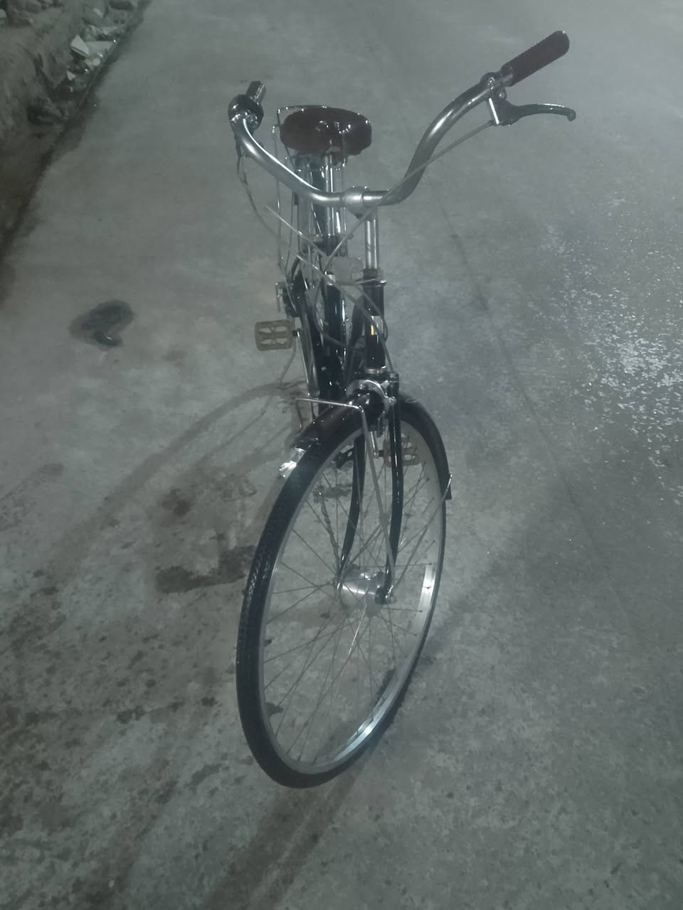 بايسكل عبد الحليم 
حجم 27
كير
حساس لايت
تاير اصلية جديدة شديتها كدام 
اللون اسود وجوزي 
قفل 100
***********
